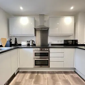 Modern 2 Bed Townhouse Just Outside Walls With Free Private Parking York