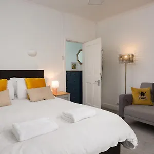 Lovely Town House With Free Parking Sleeps 2 To 6 Guests York
